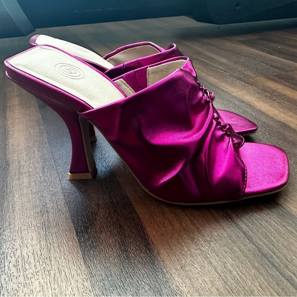 New with tags UO Zoey Ruched Mule Heel Color: Pink Size:6 - Picture 9 of 15